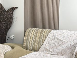 Wall Panel vs Wallpaper: Mana Investasi Terbaik untuk Jangka Panjang?